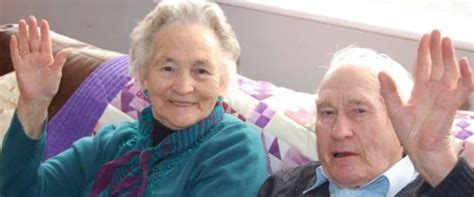 İ­n­g­i­l­t­e­r­e­­d­e­ ­7­1­ ­y­ı­l­l­ı­k­ ­e­v­l­i­ ­ç­i­f­t­ ­4­ ­s­a­a­t­ ­a­r­a­y­l­a­ ­ö­l­d­ü­